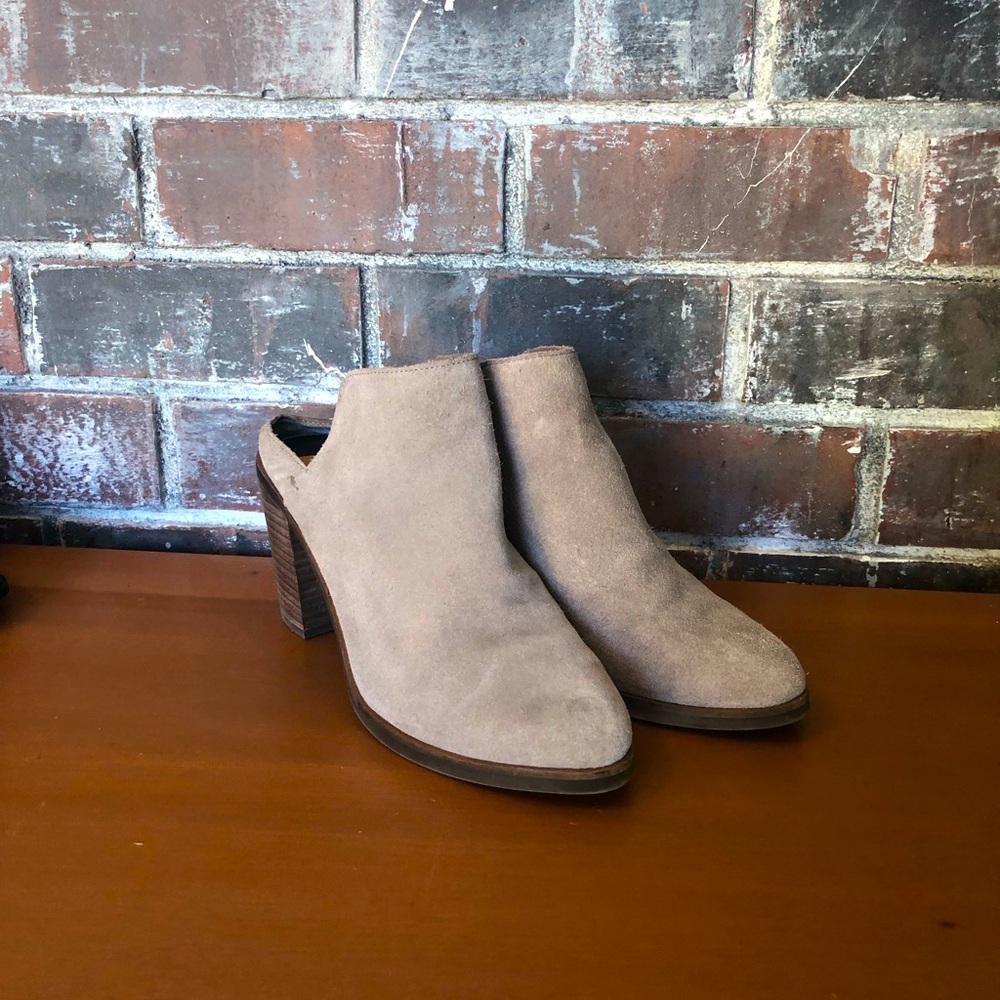Suede slip on heels 
Used
Size 9.5